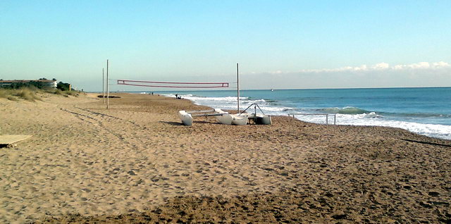 Vista en direcci�n Barcelona de la zona de la playa de Central Mar de Gav� Mar donde ha habido dos regresiones consecutivas de la playa y donde los campos de voley-playa han quedado al lado del mar. Uno de los 4 palos ha sido retirado. (27 de Diciembre de 2011)